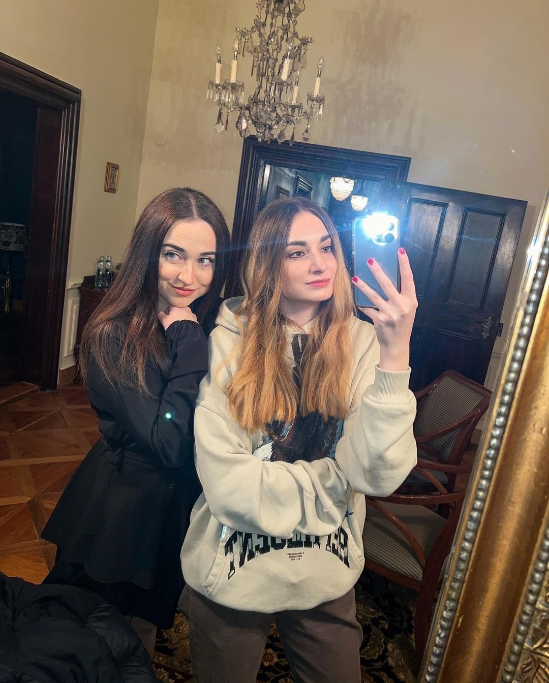 AnyOli cestuje s jej sestrou Vanes. Niekedy cestujú aj so 2 chalanmi. Ale späť k AnyOli a Vanes. Sú dve dobré sestry. Majú sa veľmi radi. Veľa vecí si prežijú spolu.❤️
